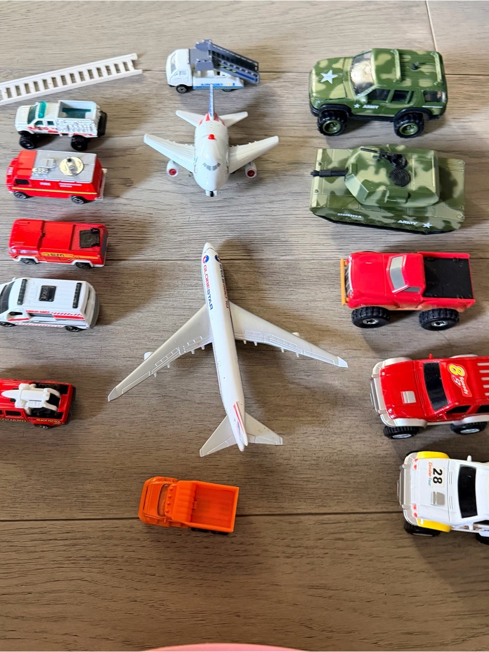 Bundle of 18 Toy Airliner with Assorted Rescue & Military Vehicle Cars - Picture 7 of 11